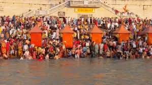 बुद्ध पूर्णिमा पर श्रद्धालुओं ने गंगा में लगाई आस्था की डुबकी