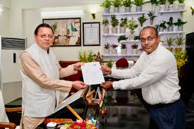 मुख्य निर्वाचन अधिकारी ने सीएम पुष्कर सिंह धामी धामी को सौंपा गणना फॉर्म मुख्य निर्वाचन अधिकारी ने सीएम पुष्कर सिंह धामी धामी को सौंपा गणना फॉर्म